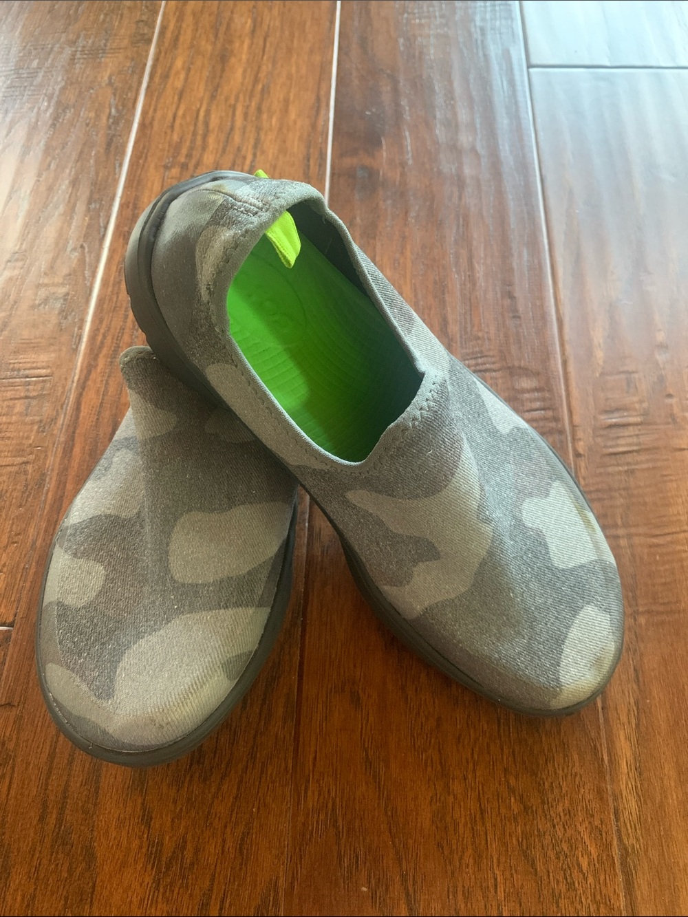 OOFOS OOmg eeZee GRAY CAMO SLIP ON